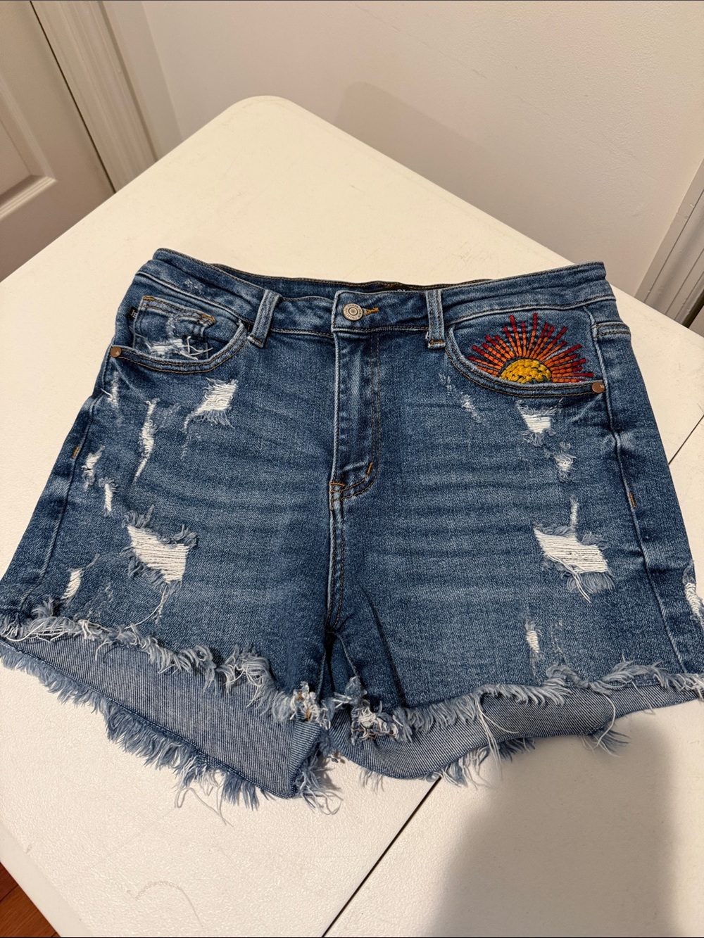 Judy Blue Distressed Denim Shorts Rainbow Sunburst Embroidery 3” Inseam 29 waist - Picture 7 of 16